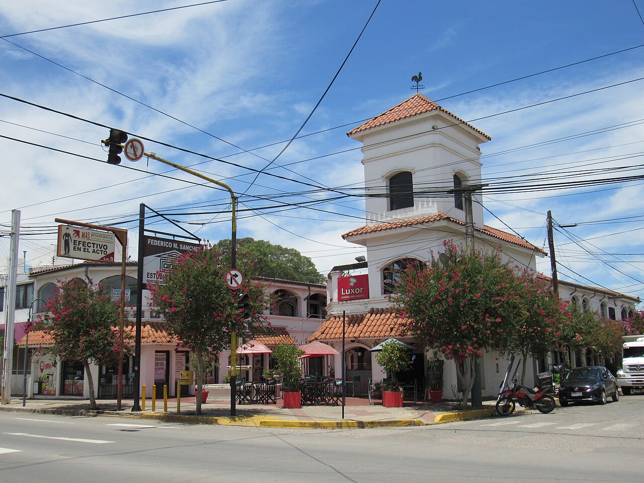 Esquina comercial de Villa Allende con locales a la calle